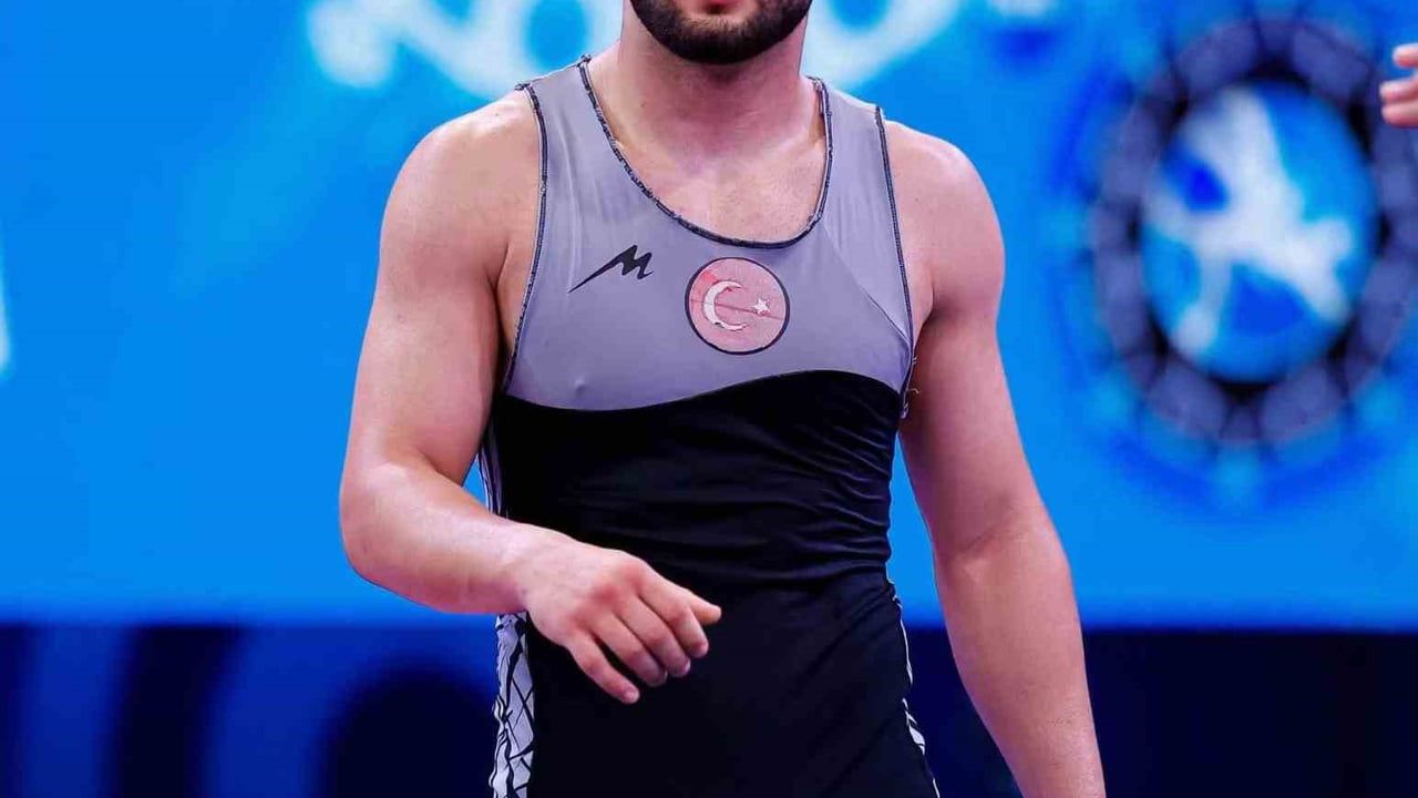 Kayseri'yi Bratislava'da finale taşıyan genç güreşçi gümüş madalyayla döndü
