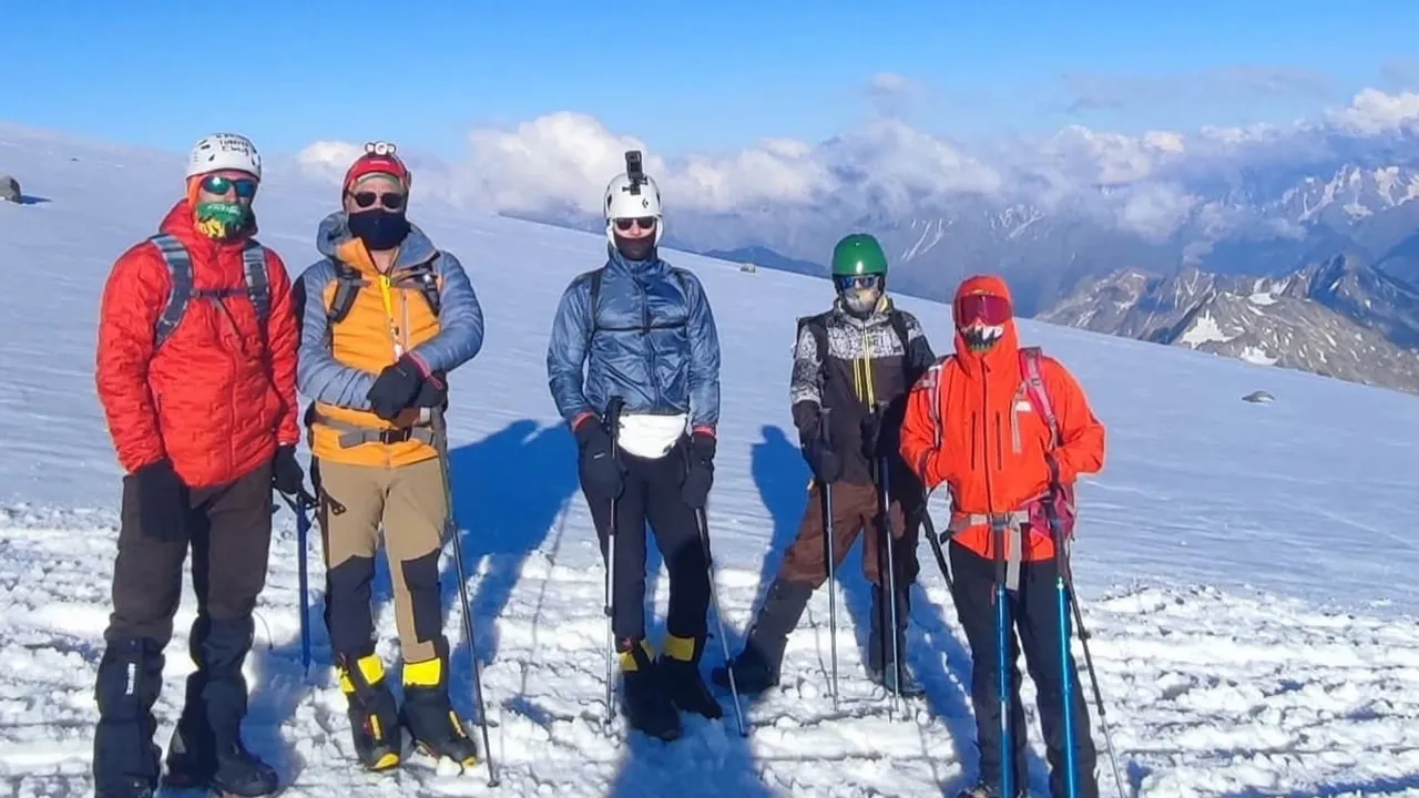 Kayserili dağcılar Elbruz zirvesinde kenti uluslararası platformda temsil etti