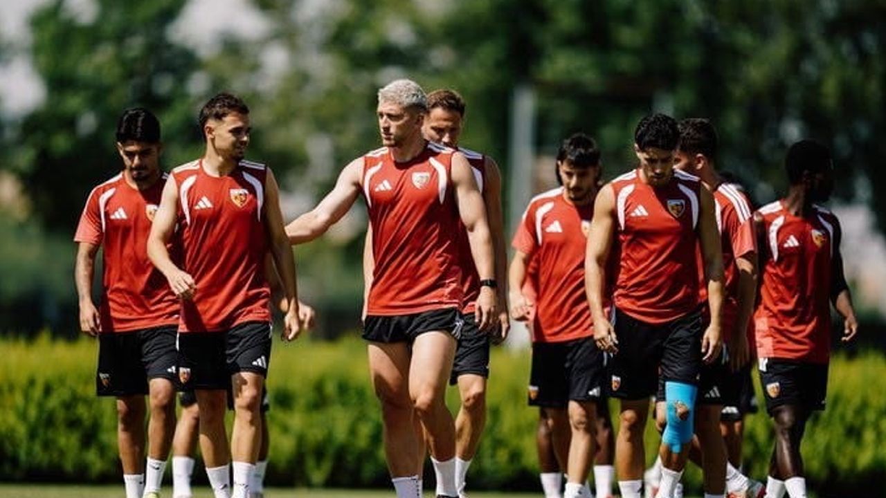 Kayserispor sezona ilk sınav için İzmir aktarmalı yola çıktı