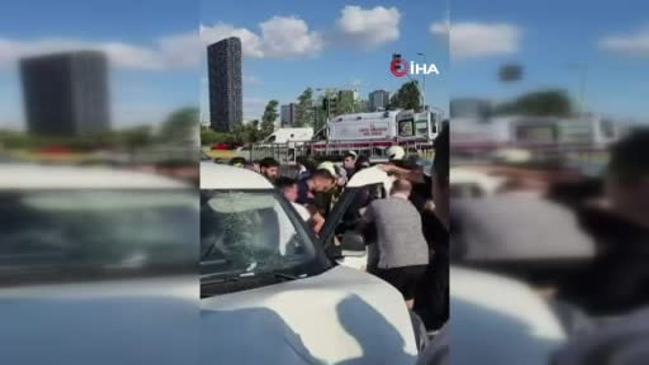 Kaza anı Küçükçekmece’de ortaya çıktı: hafif ticari araç motosiklete çarptı, üç ağır yaralı