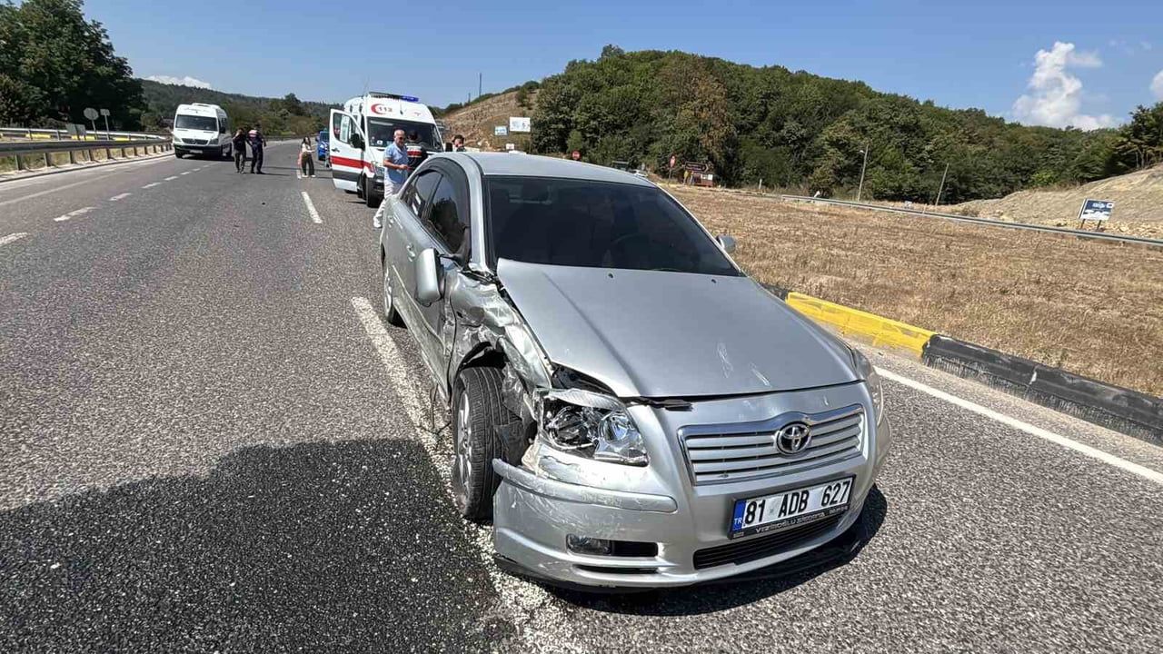 Kaza: D-100'de iki otomobil kafa kafaya çarpıştı, yaralanma olmadığı bildirildi