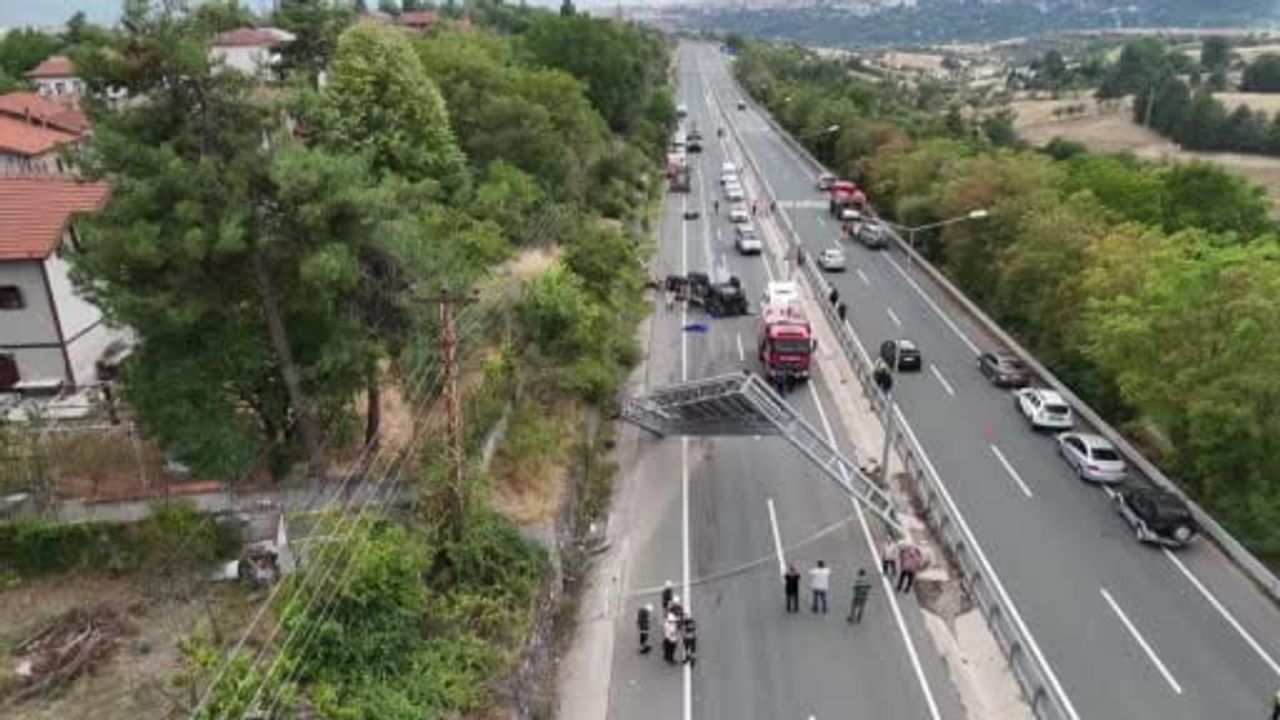 Kaza Kirkille mevkiinde: iş makinesi yüklü çekici savruldu, iki kişi yaşamını yitirdi