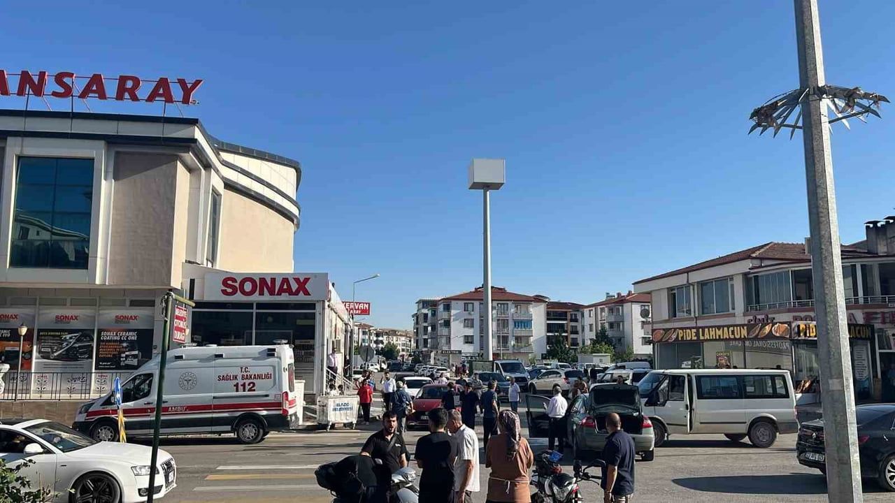 Kaza paniğiyle yola fırlayan kadın motosiklet çarpmasıyla yaralandı