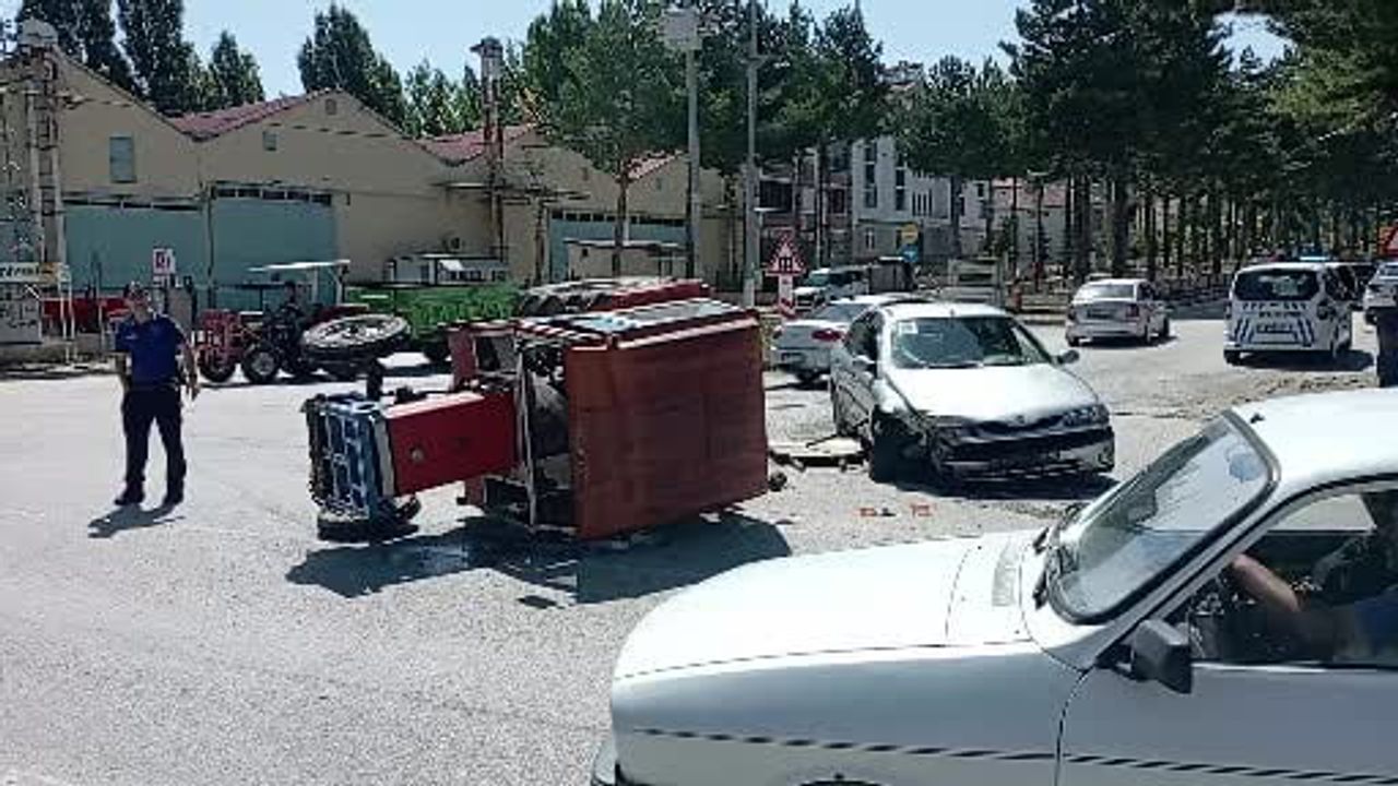 Kazaya rağmen yaralanma yok: Yeşilyurt girişinde traktör devrildi