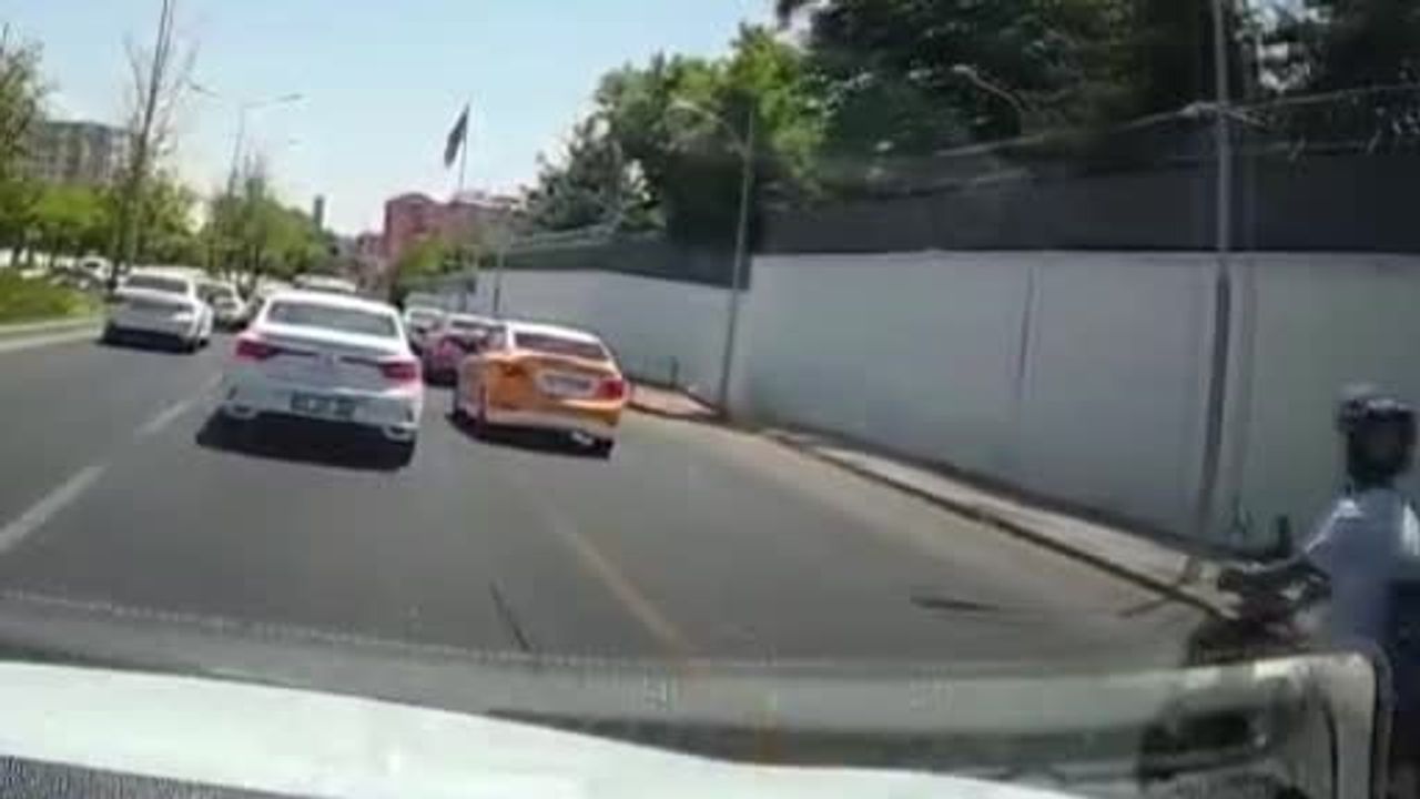 Kazayı araç kamerası kaydetti: Elazığ Bulvarı'nda motosiklet arkadan çarptı