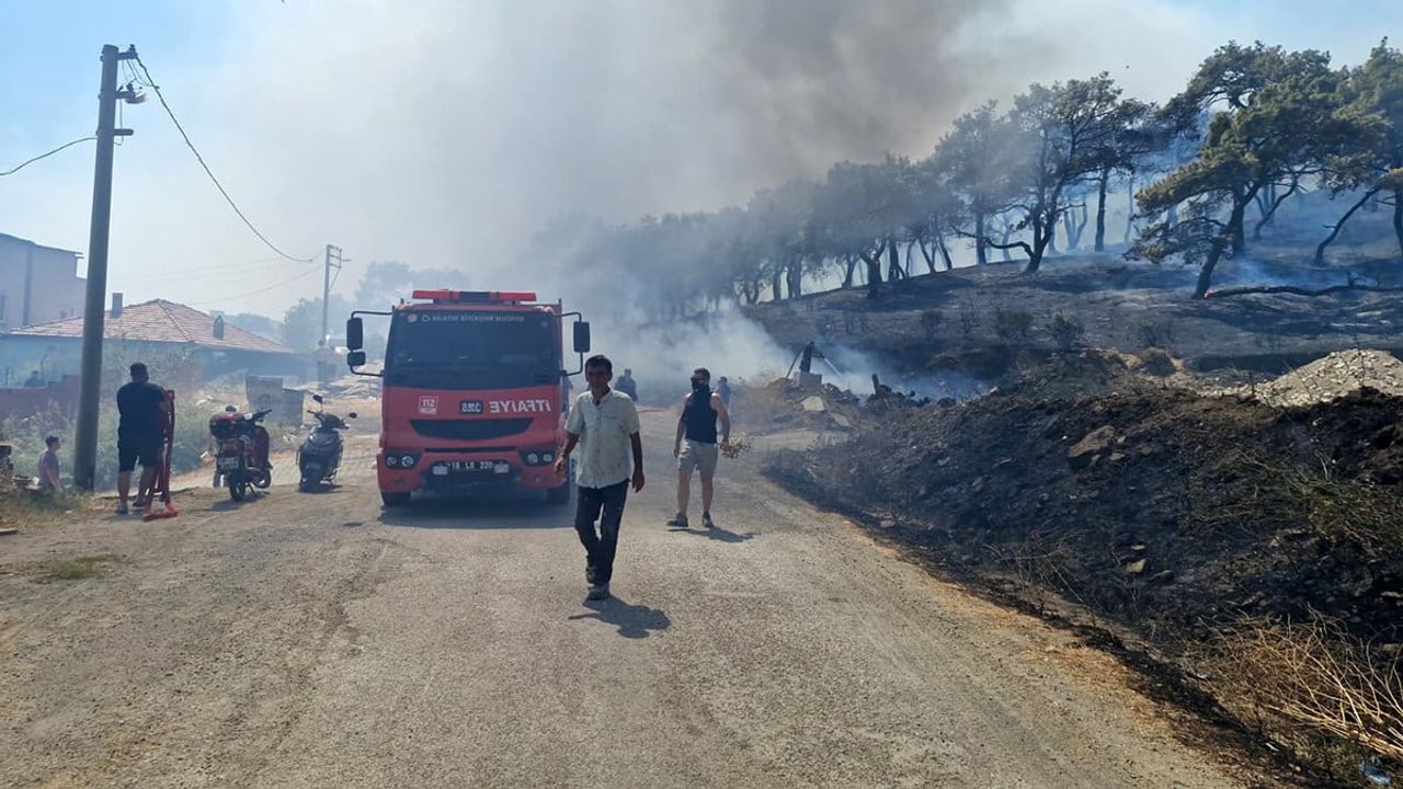 Kazdağları eteğinde hızla yayılan yangın yerleşimlere dayandı