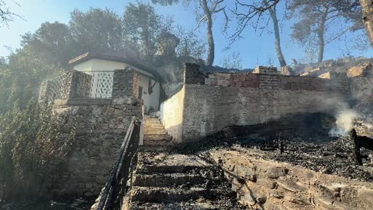 Kazdağları eteklerindeki yangın Şıp Şıp Dede türbesine ulaşmadan durduruldu