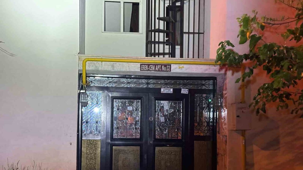Kazı çalışması sırasında çatırdayan bina tedbir amaçlı boşaltıldı