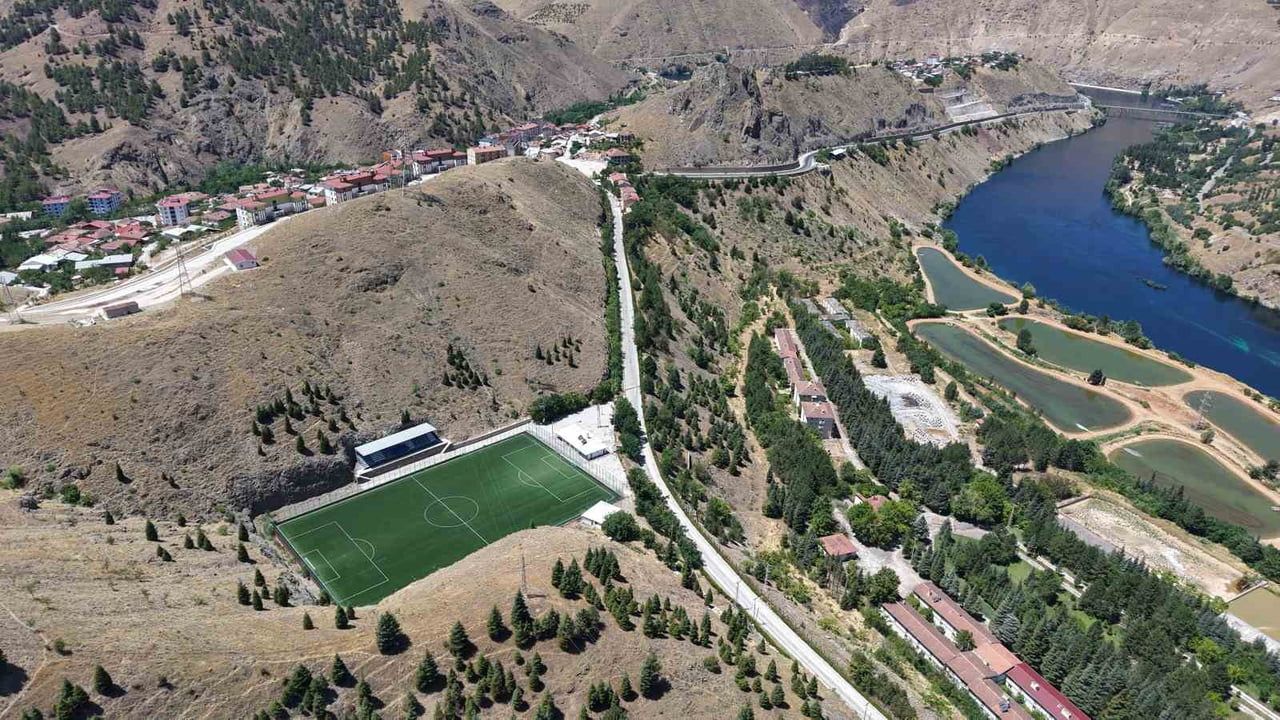 Keban Baraj Gölü manzaralı Mehmetçik stadı havadan görüntülendi