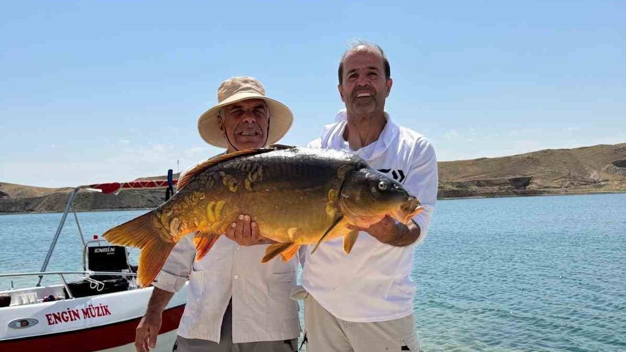 Keban Baraj Gölü'nde 27 kilogramlık sazanla zorlu mücadele