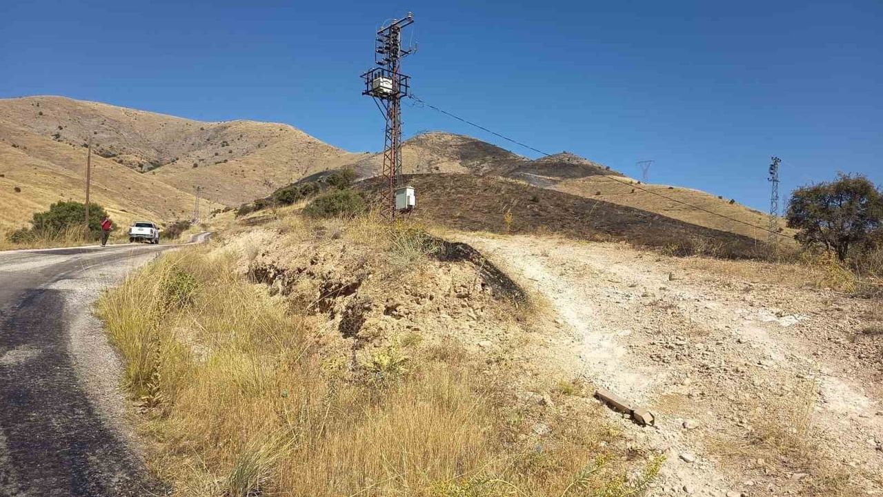 Keban'da anız yangını ekip ve köylü işbirliğiyle kontrol altına alındı
