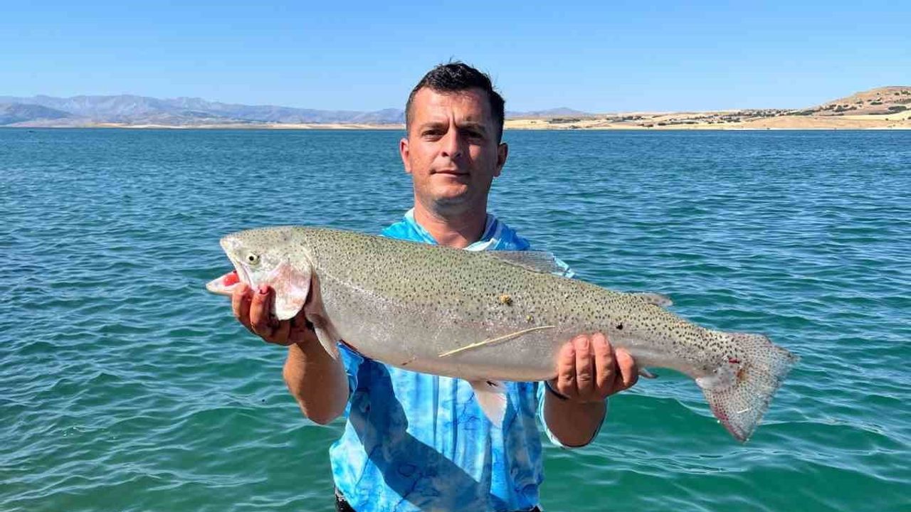 Keban'da bir oltanın ucundan çıkan 5,5 kiloluk alabalık ilgi topladı