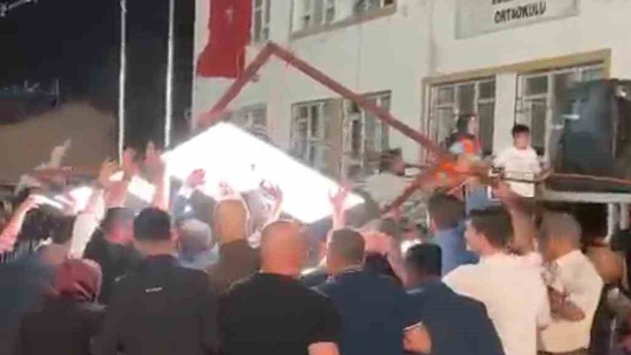 Keban'da rüzgâr led ekranı devirdi, 5 kişi yaralandı