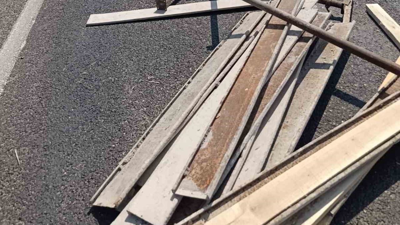 Keban yolu'nda direksiyon hakimiyeti kaybolan kamyonet devrildi