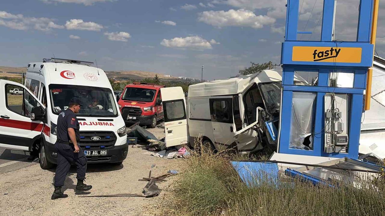 Keban yolunda minibüsün akaryakıt tabelasına çarptığı kazada 7 kişi yaralandı