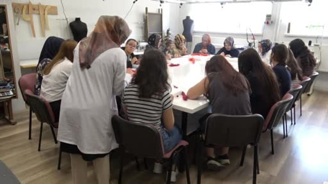 Keçeleme tekniğiyle el emeği küpeler Erzurum'da hayat buldu