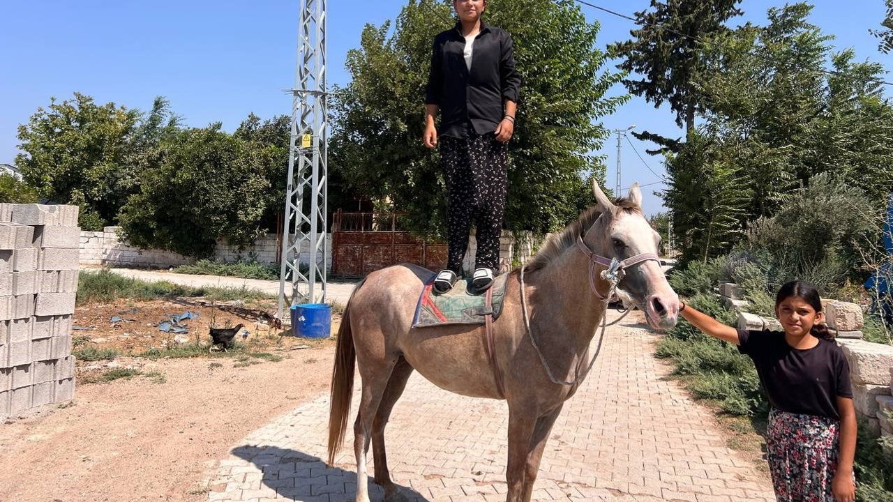 Keçi sürüsüyle babasının yükünü hafifleten 16 yaşındaki Esmanur