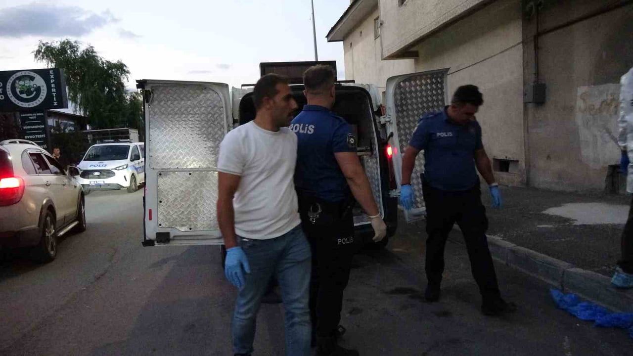 Kehribar sokakta bıçaklı kavga: şüpheli kaçtı, bir kişi öldü
