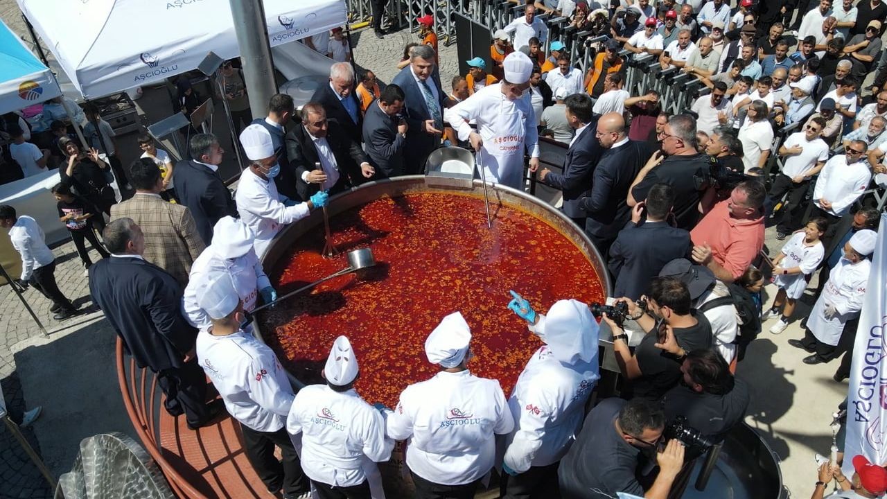 Kelkit'te dev kazanla dünya rekoru: 6 bin 840 litre fasulye pişti