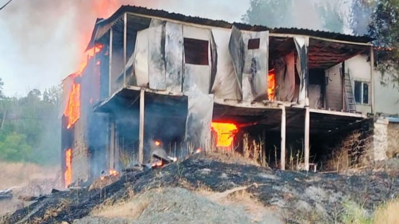 Kemah'ta alevler iki katlı evi kullanılmaz hale getirdi