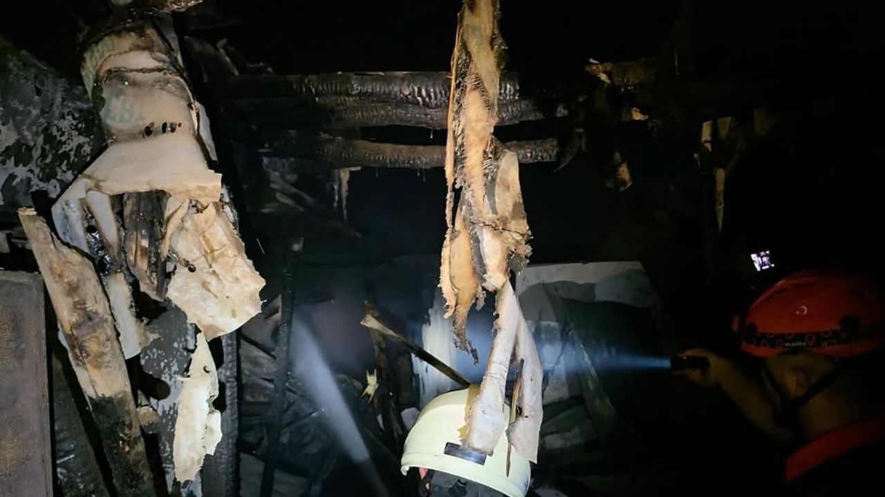Kemaliye'de akşam yangını köyde 10 evi etkiledi