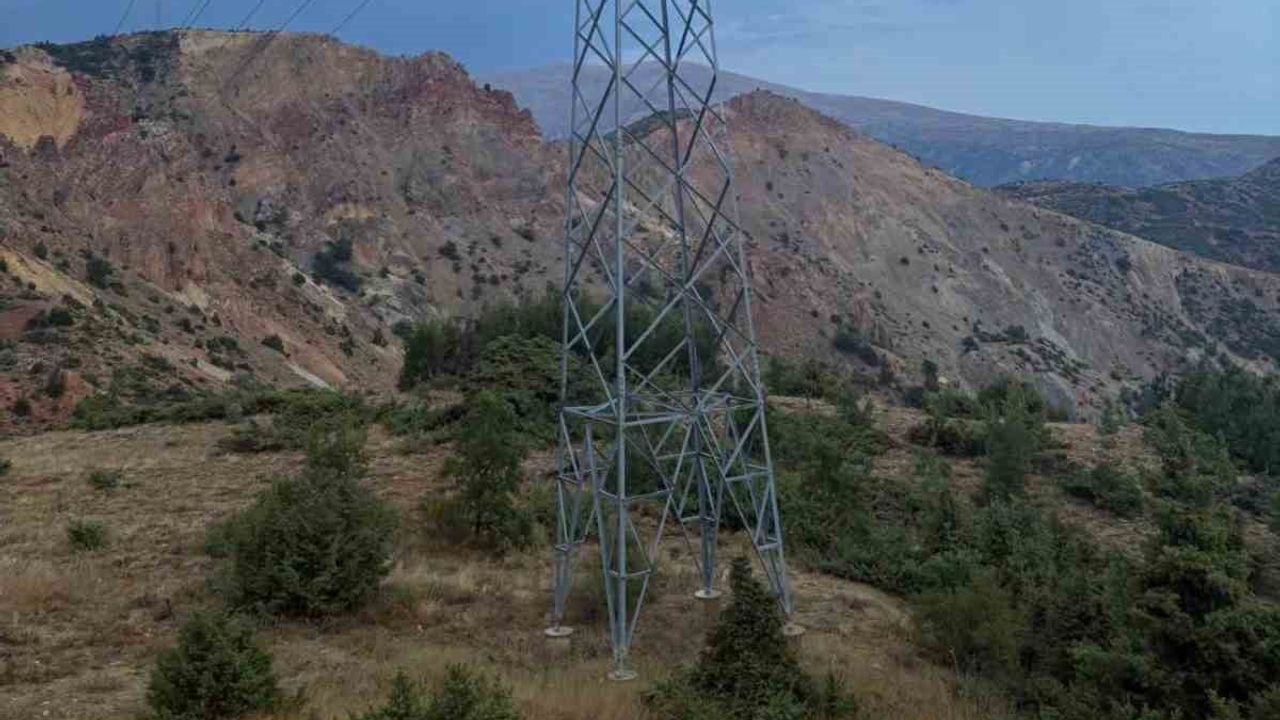 Kemaliye'de fırtına hatlara zarar verdi, sekiz köyde elektrik kesintisi