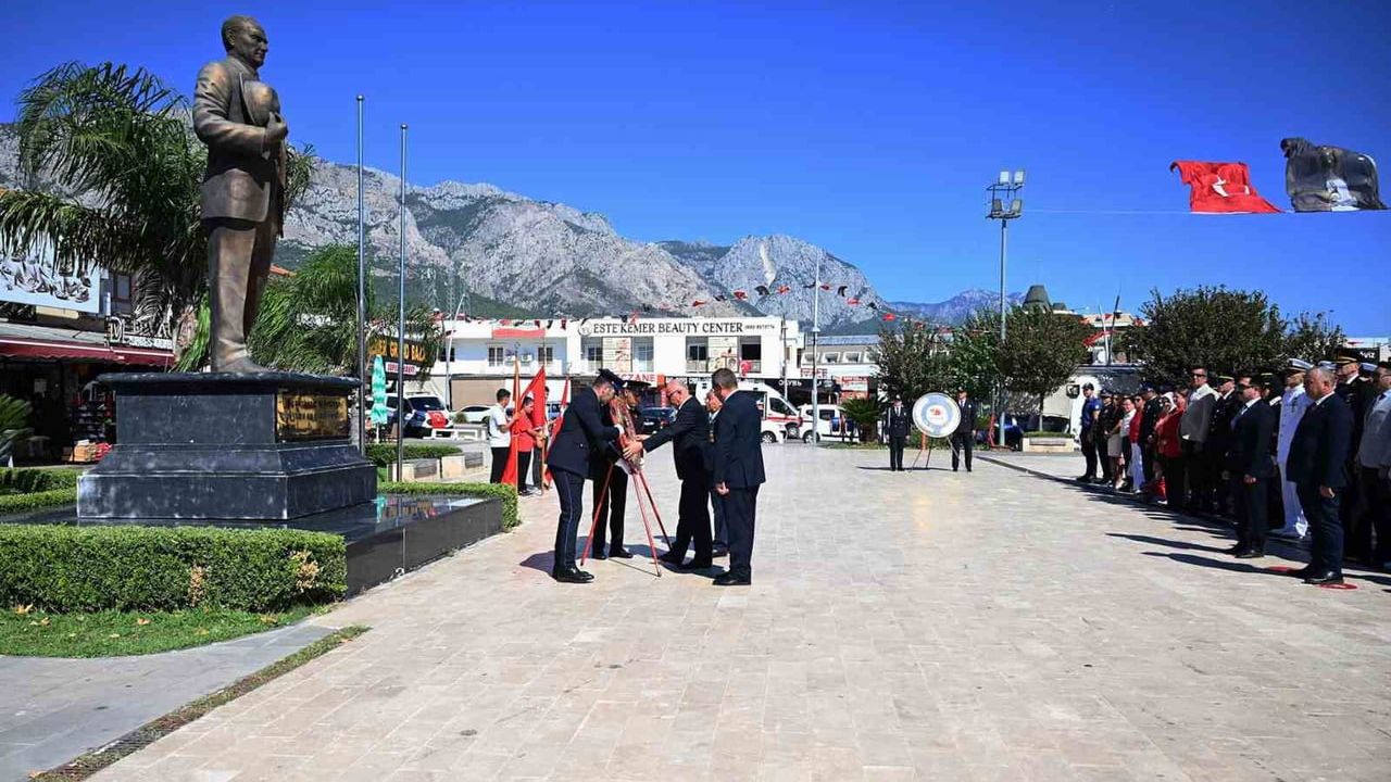 Kemer'de birlik ve coşku: 30 Ağustos törenleri fener alayıyla sürdü