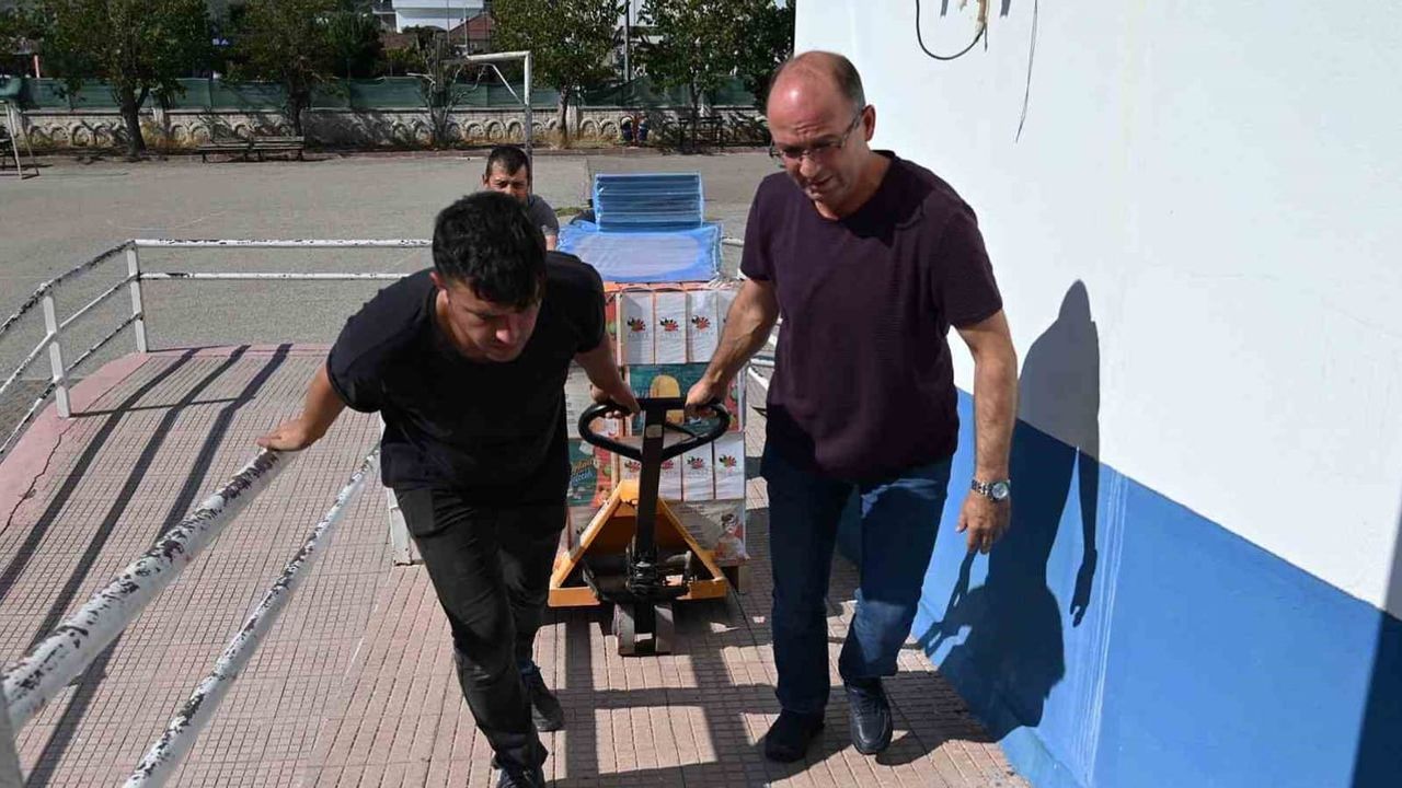 Kemer'de çocukların çantası belediyeden: 6 bin 500 öğrenciye kırtasiye desteği