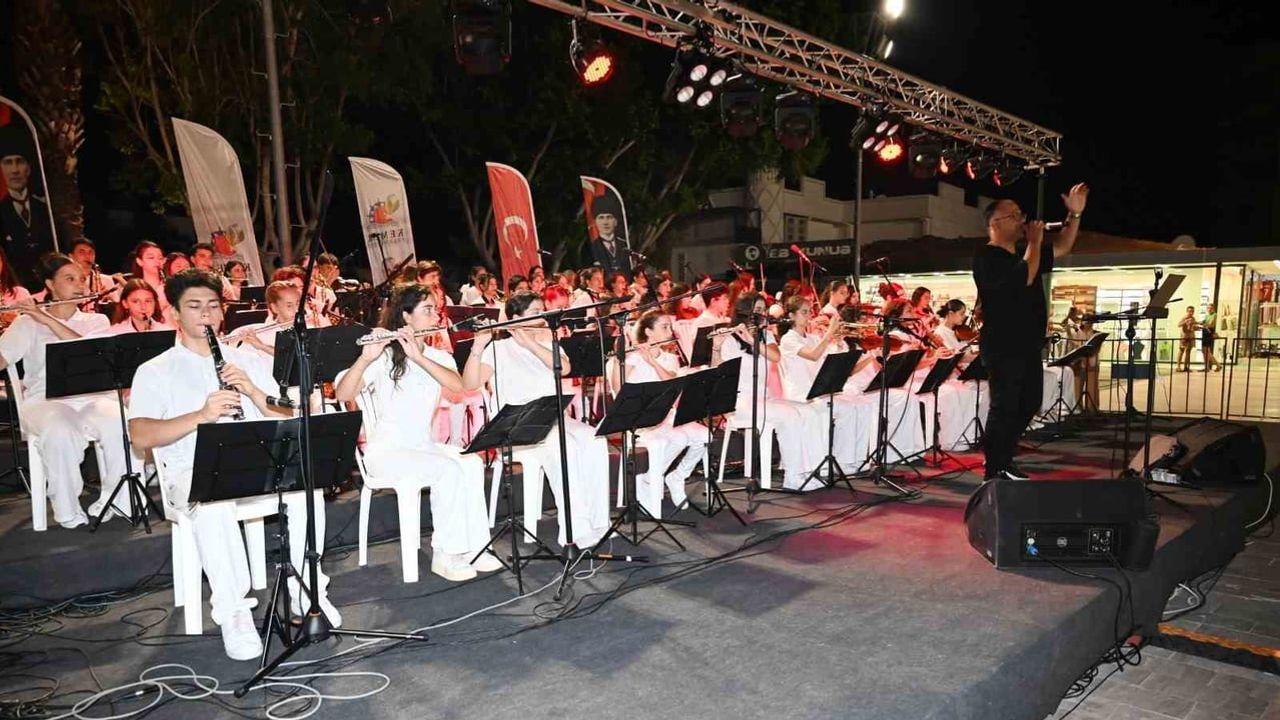 Kemer'de cumhuriyet orkestrası yaz konseriyle meydanı doldurdu