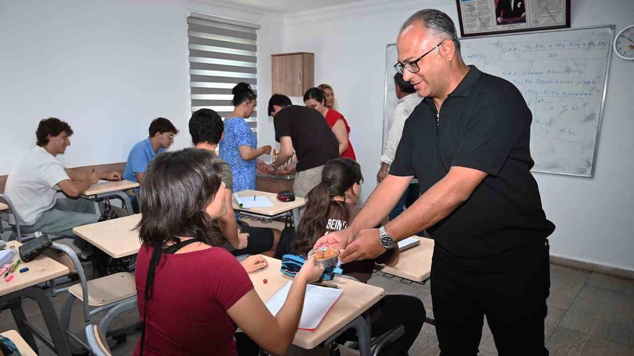 Kemer’de kurs öğrencilerine tatlı motivasyonu