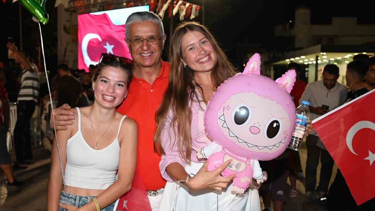 Kemer'de zafer coşkusu: fener alayı, konser ve sünnet şöleni