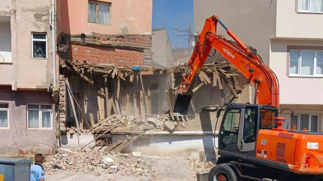 Kentsel dönüşüm adımı: Bayburt’ta metruk yapıların temizliği ve kaldırım yenilemesi