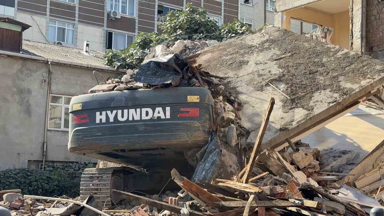Kentsel dönüşüm yıkımında bina iş makinesinin üzerine çöktü