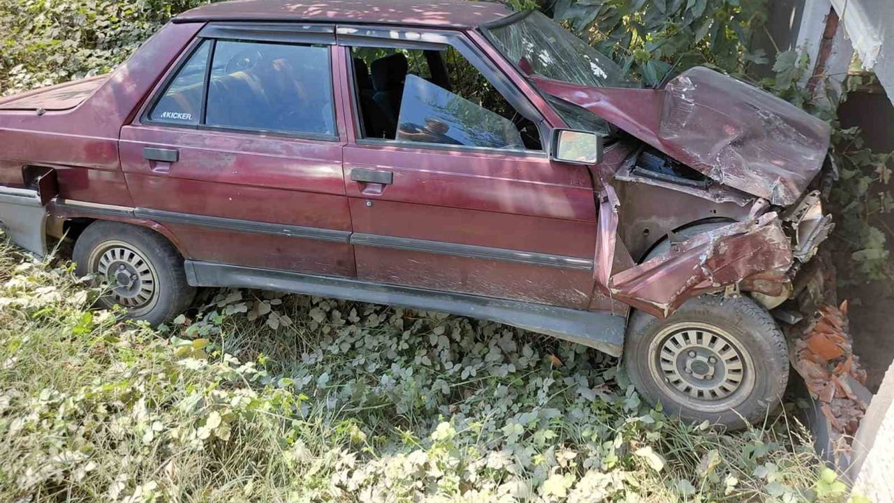 Kepçeye çarpmamak için manevra yapan sürücü boş kulübeye çarptı