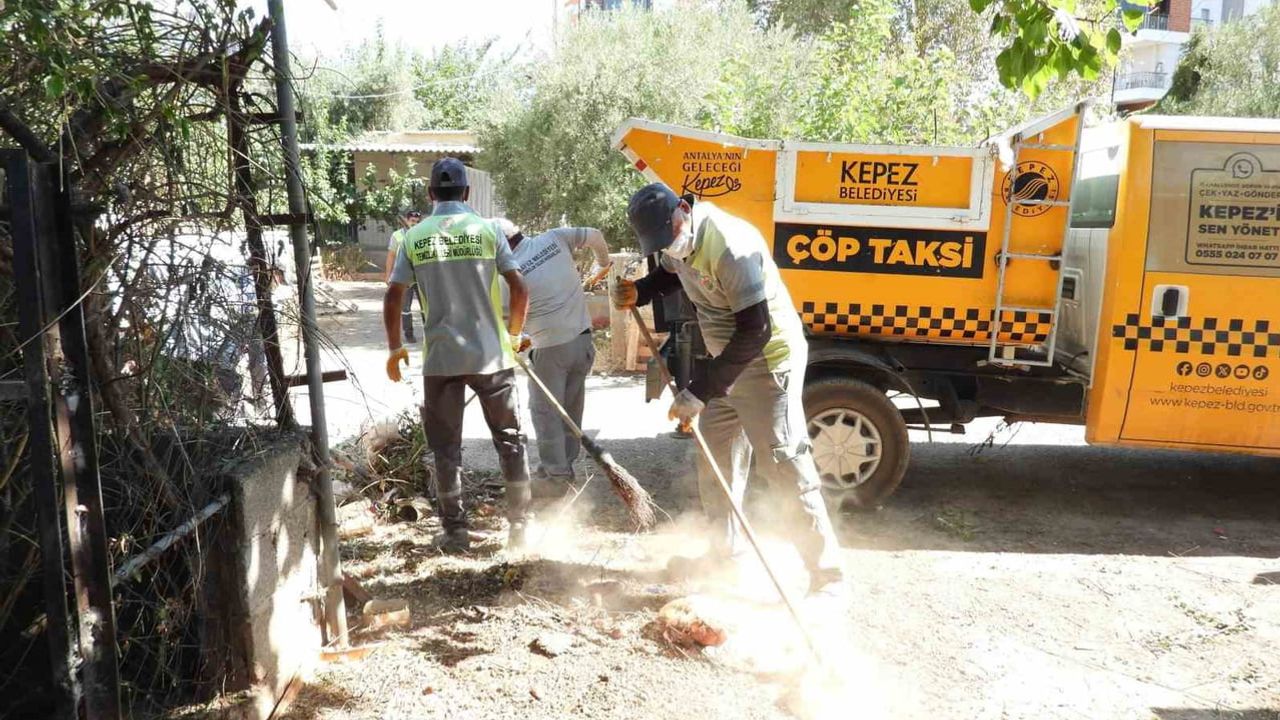 Kepez'de evden 5 kamyon çöp çıkarıldı, aileye kapsamlı destek sunuldu