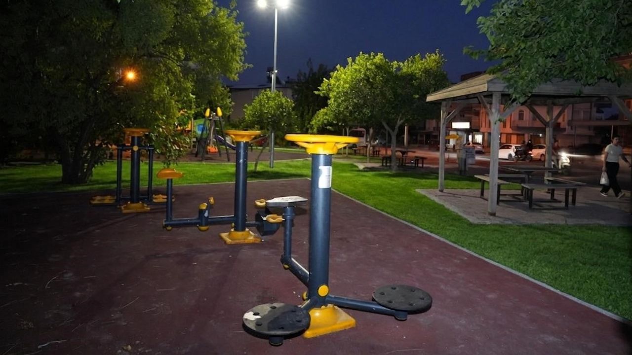 Kepez'de parklar geceyi aydınlatıyor: 100'ün üzerinde alanda aydınlatma tamamlandı