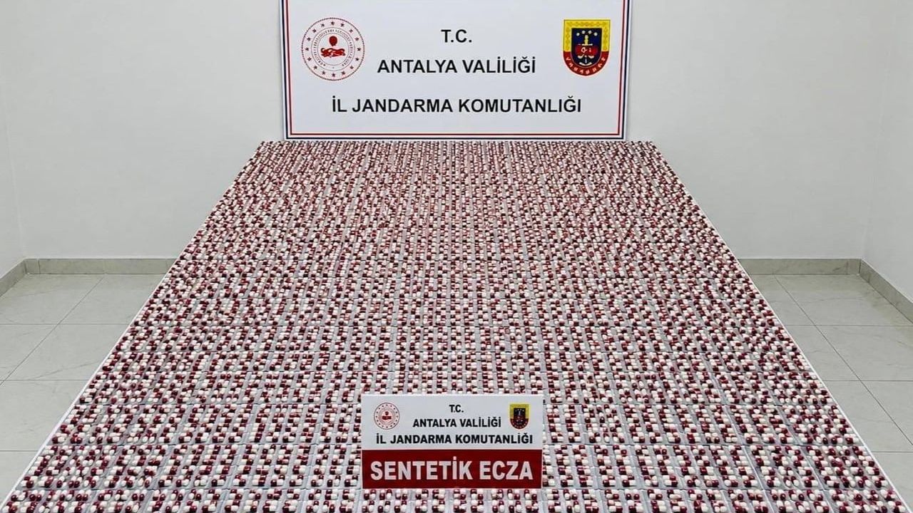 Kepez'de şüpheli adreste 15 bin 184 uyuşturucu hap ve ruhsatsız tabanca bulundu