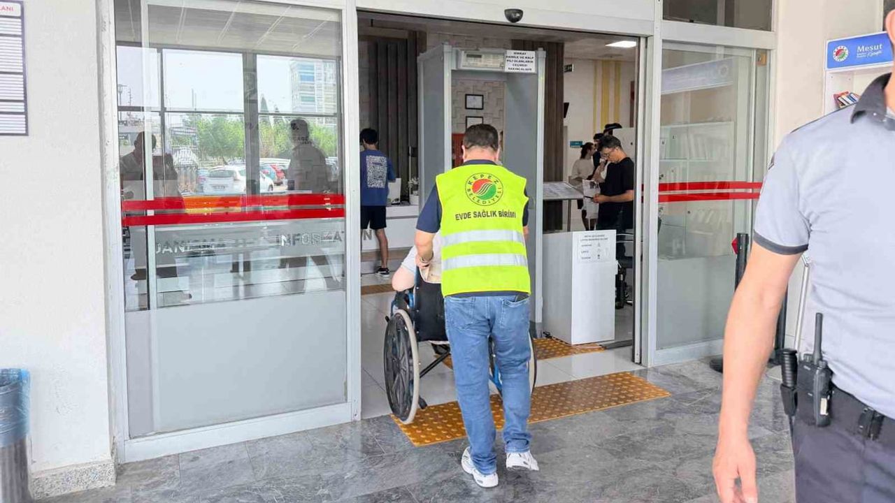 Kepez'de yaşamı kolaylaştıran engelsiz sağlık ulaşımı