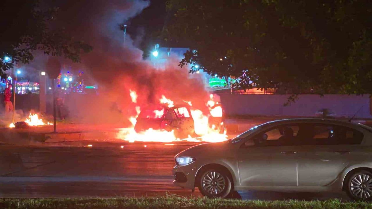 Kepez'de yolda alev alan araca ilk müdahale kadın itfaiyeciden
