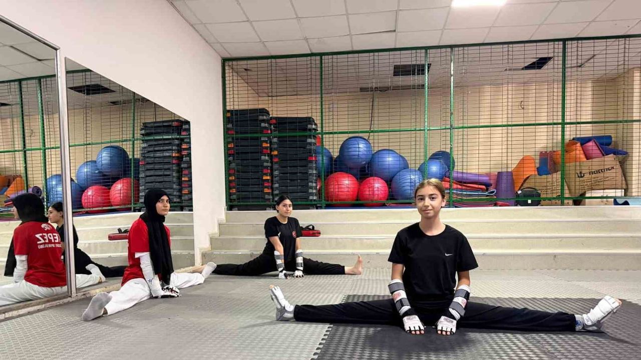 Kepez'te yaz tatili sahalarda: 1.250 öğrenci sporla büyüyor