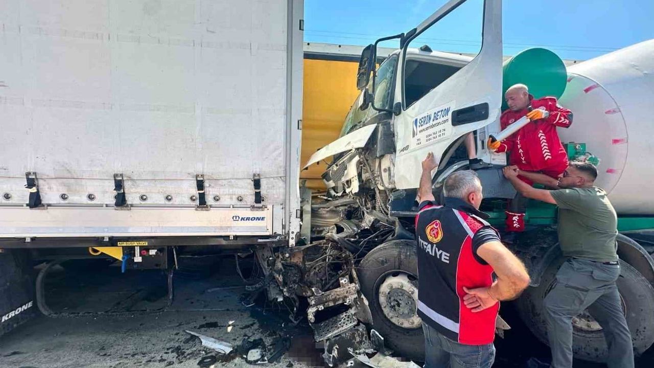 Keşan'da akaryakıt istasyonunda beton mikseri iki park tıra çarptı, sürücü yaralandı