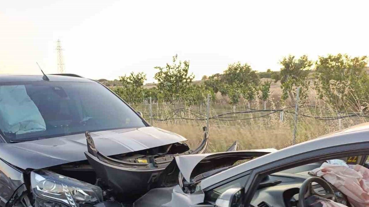 Keşan-Erikli yolunda kafa kafaya çarpışma: 2 kişi yaralandı