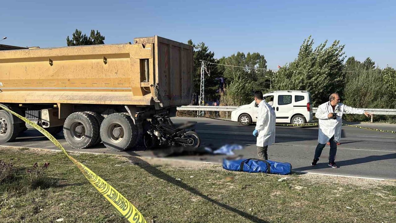 Kesikköprü kavşağında kırmızı ışıkta duran kamyona arkadan çarpan sürücü hayatını kaybetti