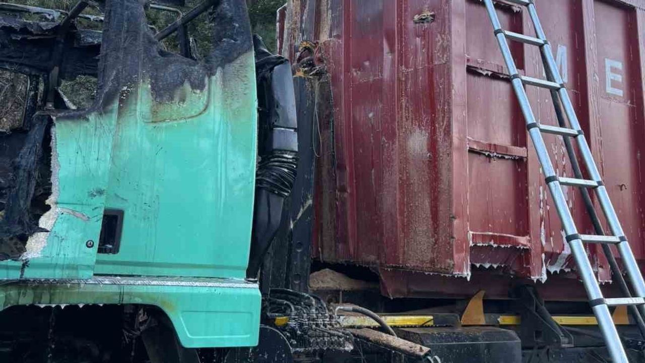 Kestel rampasında talaş yüklü tırın motoru tutuştu