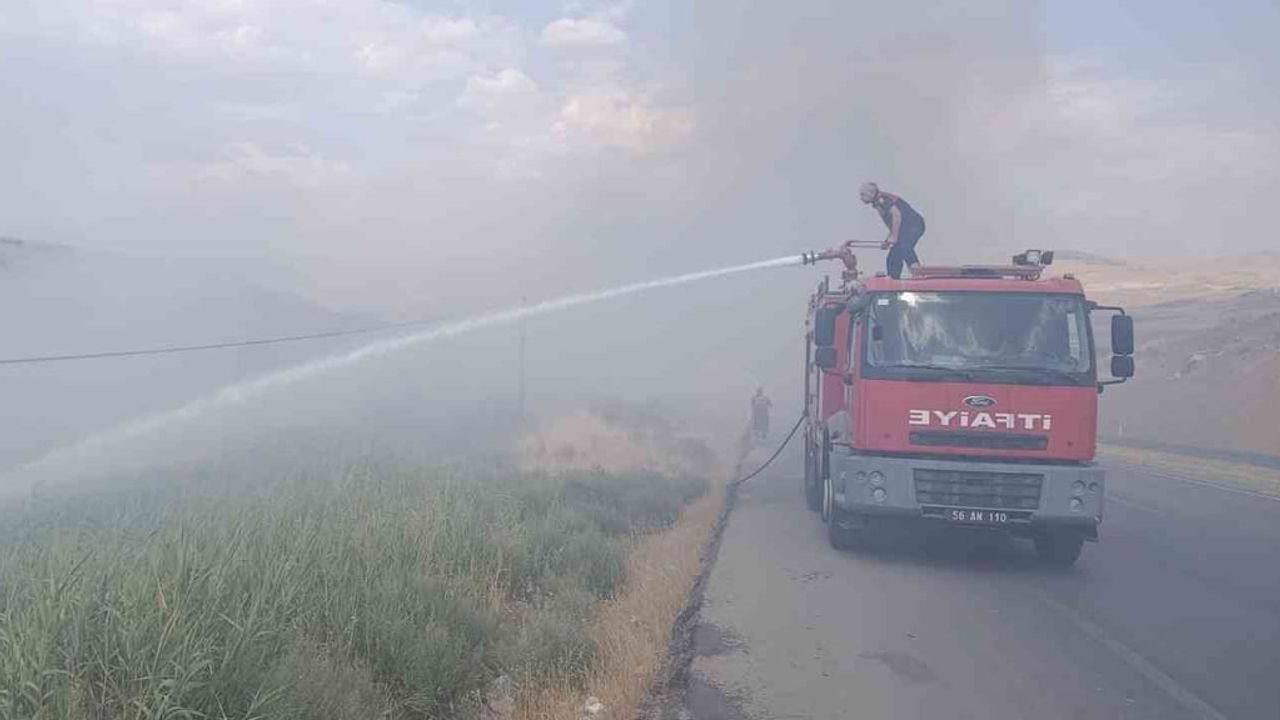 Kezer kampüsü çevresinde hızlı yayılan örtü yangını yüz dönümden fazla alanı etkiledi