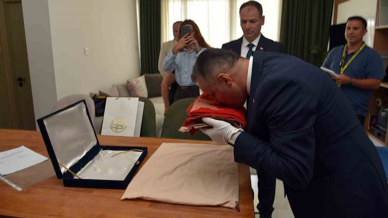 Kıbrıs harekatı'ndan kalan mehmetçiğin bayrağı Türkiye'ye konservasyona gönderiliyor