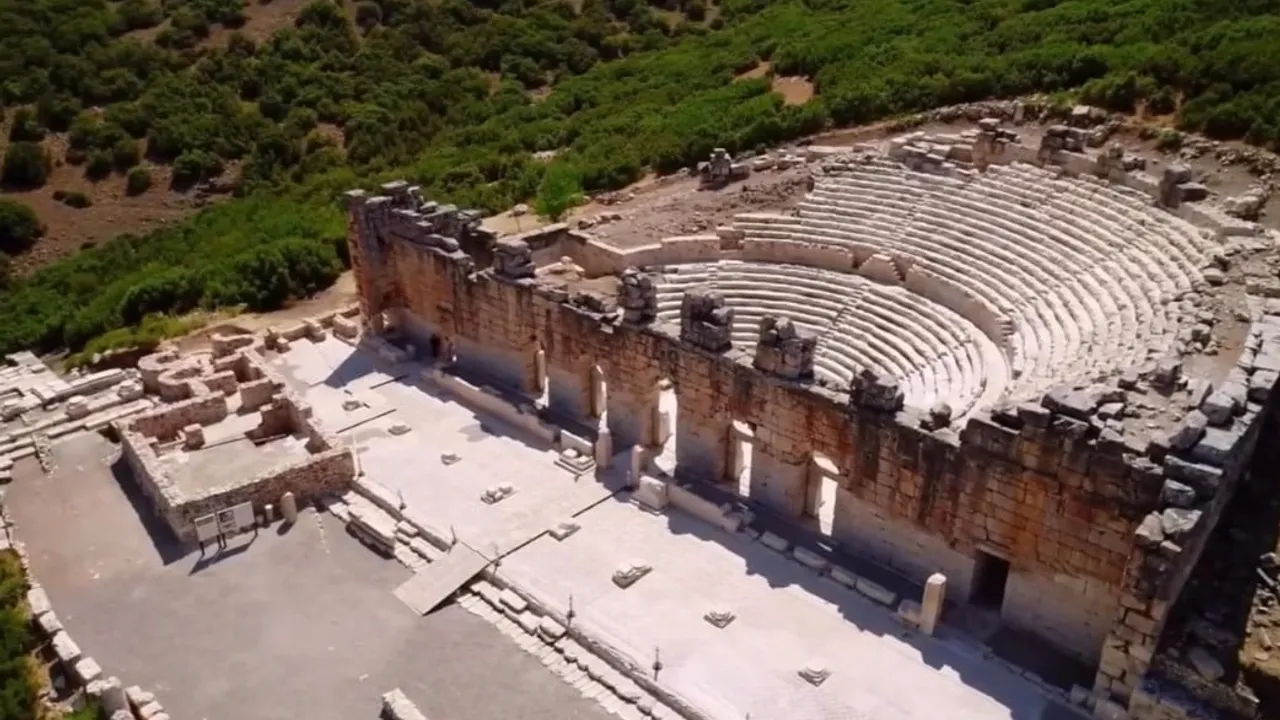 Kibyra'nın girişinde 1950 yıllık Hadrianus heykeli yeniden ayağa kaldırıldı
