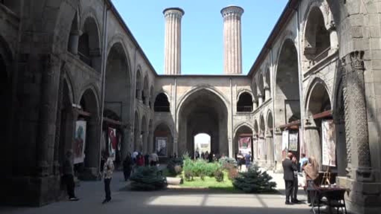 Kilim tuvali: evinde fırçayla türk tarihini dokuyan sanatçı