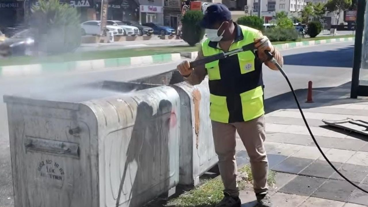 Kilis'te çöp konteynerleri sokakta onarılarak yeniden hizmete sunuluyor
