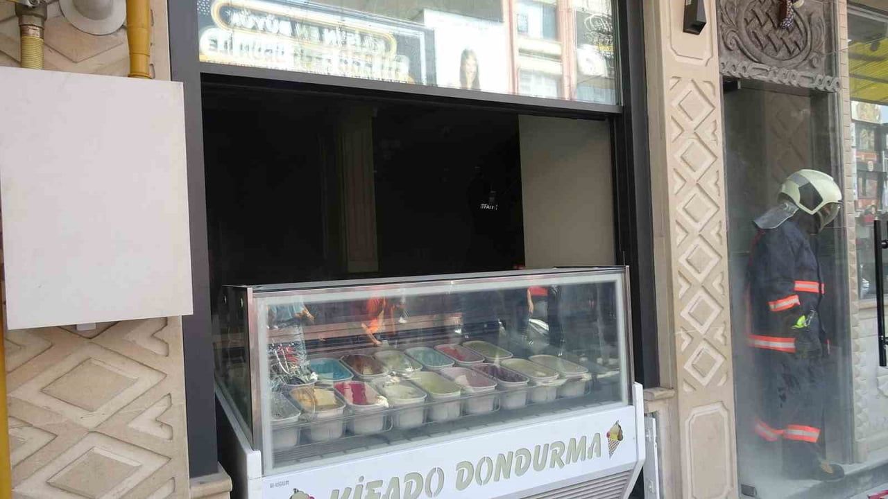 Kilis'te Cumhuriyet Caddesi'nde tatlıcı dükkanında çıkan yangın, elektrik şüphesiyle soruşturuluyor